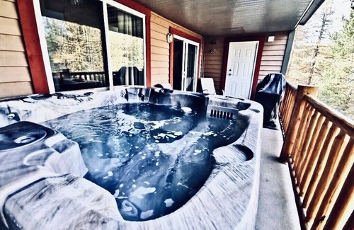 East Kootenay Condo | 🖤110 Updated Ski-In/Out, 3 Bed 3 Bath, Sleeps 12, central A/C & private hot tub🖤