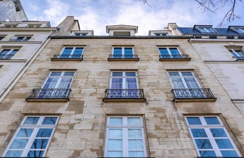 Les Iles Apartment | 110m2 a classic luxury home with memorable views of the seine on Quai de Bourbon