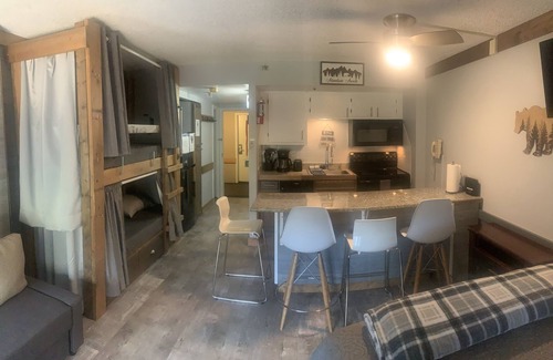 Snowshoe Apartment | #1113 Renovated Ski in/out, pool view, slps 6,