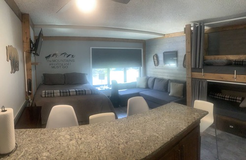 Snowshoe Apartment | #1113 Renovated Ski in/out, pool view, slps 6,