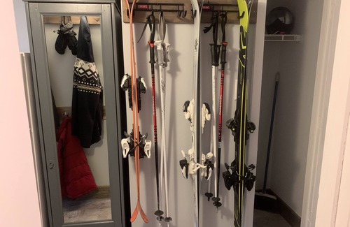 Snowshoe Apartment | #1113 Renovated Ski in/out, pool view, slps 6,