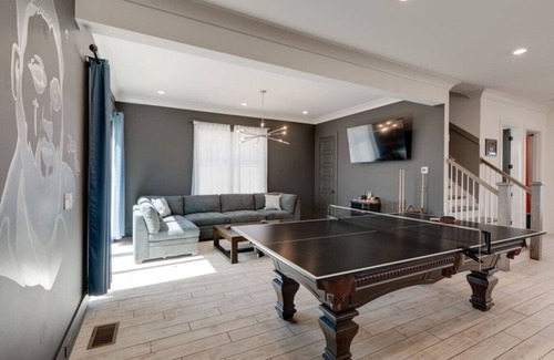 Hillsboro Village Apartment | 1113A Mural Muse BIG and BOLD Mural Muse 11-Beds Near Broadway