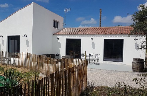Vaire House | 115m2 HOUSE in the countryside and 5kms from the beach.