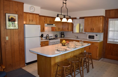 North Wawona Cabin | (11B) Sequoia House at The Redwoods In Yosemite