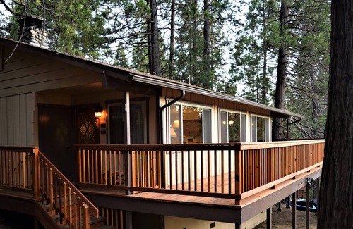 North Wawona Cabin | (11B) Sequoia House at The Redwoods In Yosemite