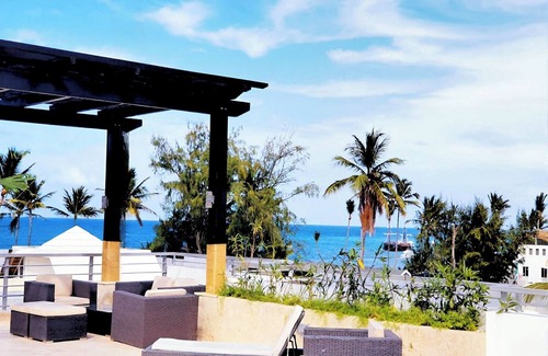 El Cortecito Condo | 11BR Spacious Multi-Unit Retreat with Rooftop Plunge Pool - Walk to Beach +Bonus