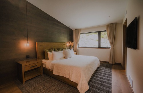 Sea to Sky Highway House | 12,000 sq ft | Private Pool + Spa | Chauffeur | Chef | Hosts | Movie Theatre