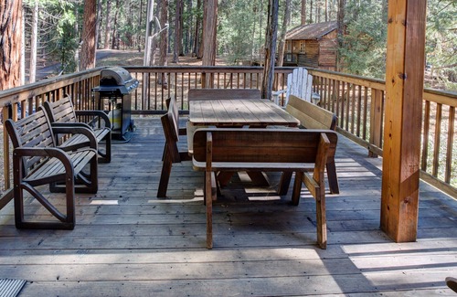 North Wawona Cabin | (12) Cabin Twelve at The Redwoods In Yosemite