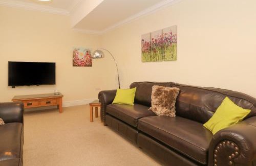 Buxton Apartment | 12 Eagle Parade