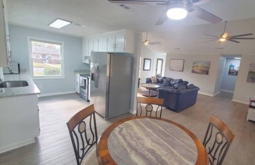 Dothan House | 12 ft ceiling - Open Space- Great for Extended Stay