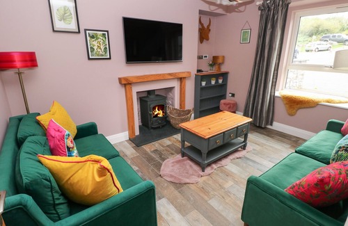 Oldwalls House | 12 MALTHALL, pet friendly, with open fire in Llanrhidian