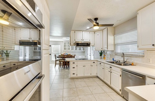 Lynn Haven House | 12 Mi to PCB: 'The Whale’s Tale’ w/Patio & Grill