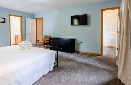 Gansevoort House | 12 Min to Saratoga! Pet Friendly, Spacious, Peaceful and Inviting
