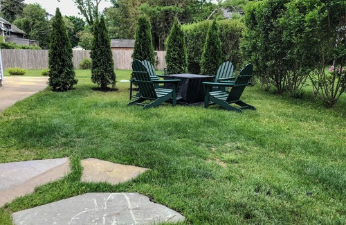 Vineyard Haven House | 12 mins from Beach - Immaculate Intimate Retreat!