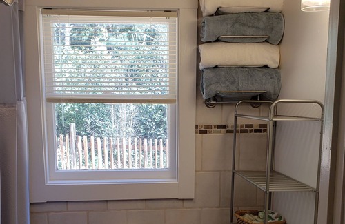 Albion House | 12 minutes to Mendocino Family-sized home with large deck with grill and seating