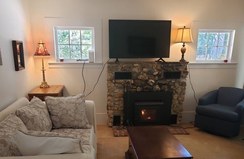 Albion House | 12 minutes to Mendocino Family-sized home with large deck with grill and seating