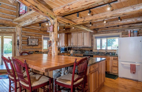 Stanley Cabin | 12-person cabin with AC and WiFi on the river across from downtown Stanley