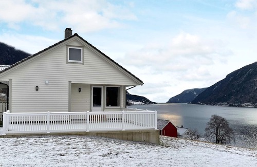 Alfoten House | 12 person holiday home in Ålfoten
