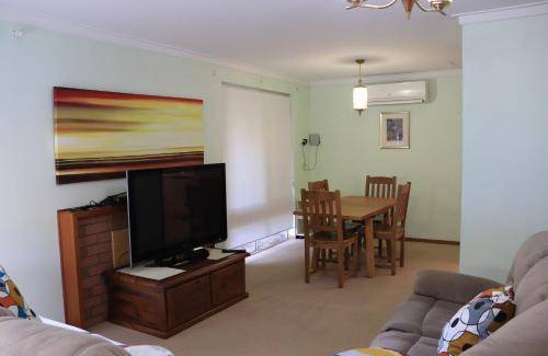 Jolimont House | 120 m² House ∙ 3 bedrooms ∙ 5 guests