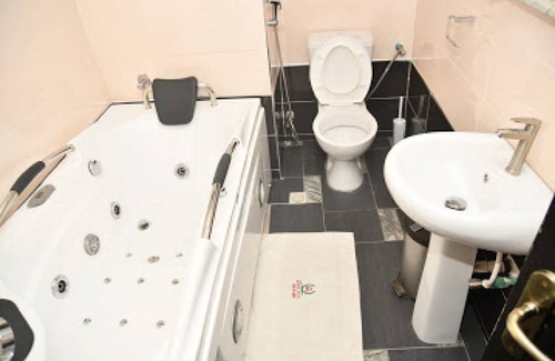 Benin City Resort | 120 m² Private room ∙ 3 bedrooms ∙ 6 guests
