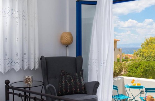 Aegina Villa | 120 m² Villa ∙ 3 bedrooms ∙ 8 guests