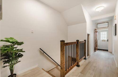 Pointe-Saint-Charles Apartment | 121 m² Apartment ∙ 2 bedrooms ∙ 12 guests