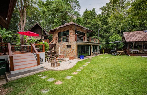 Kanchanaburi Villa | 1240 m² Villa ∙ 4 bedrooms ∙ 12 guests