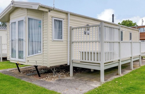 Skegness House | 12ft-wide very comfortable and spacious caravan with one double and one twin.