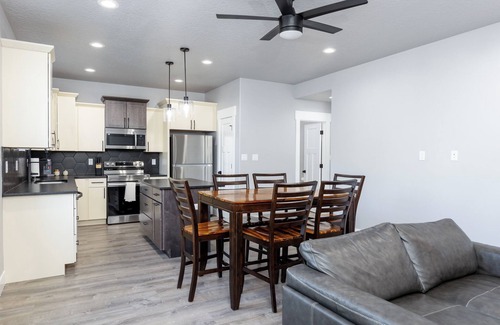 Elko House | #13 Brand NEW Modern Farmhouse Room - Comfy, Relaxing and Peaceful stay