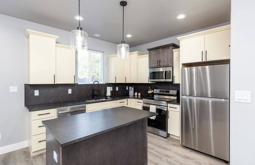 Elko House | #13 Brand NEW Modern Farmhouse Room - Comfy, Relaxing and Peaceful stay
