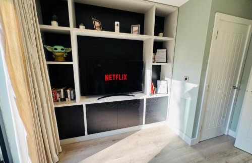 Barnt Green Apartment | 13 Luxury Solihull Townhouse Sleeps 10 NEC BHX