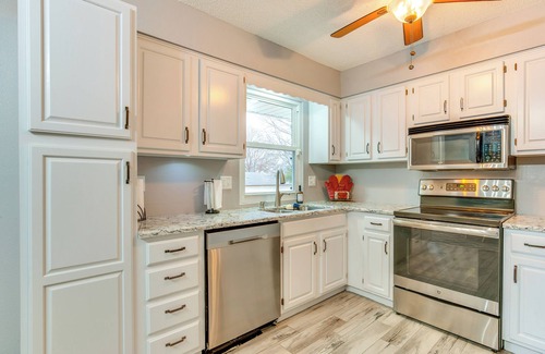 Blue Springs House | 13 Mi to Arrowhead Stadium: Blue Springs Home!