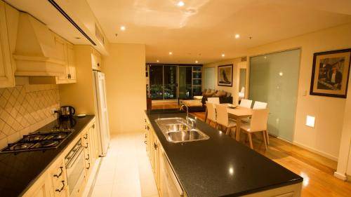 Adelaide Central Business District Apartment | 130 m² Apartment ∙ 3 bedrooms ∙ 6 guests