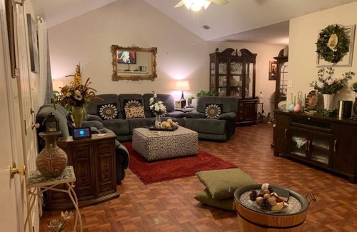 Gracewood House | 1300sq, 3 beds 2 bath Sleep 7-9 close to the master,airport ,forth Gordon,