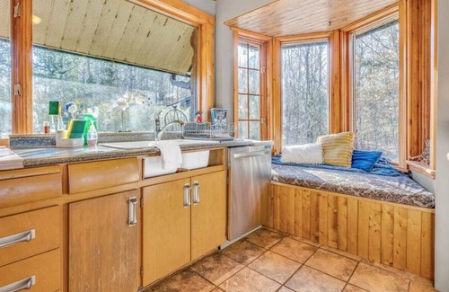 Arden House | 1315 Knight · Pinot Peak: Waterfront Log Cabin in Arden