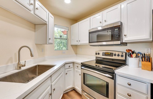 North Mountain Condo | 14 Mi to Dtwn: Phoenix Condo w/Balcony & Spa!