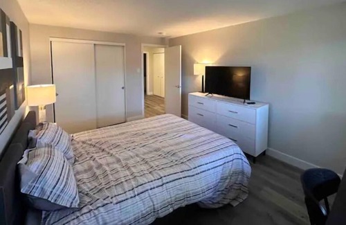 Ottawa Division House | 14 minutes from Downtown Ottawa, Elegant brand new home