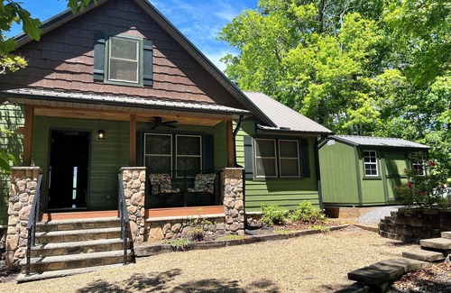 Bryson City Cabin | 14 minutes from Polar Express! Quiet Cabin w/Hot Tub and Mountain Views!