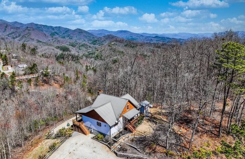 Bryson City Cabin | 14 minutes from Polar Express! Quiet Cabin w/Hot Tub and Mountain Views!