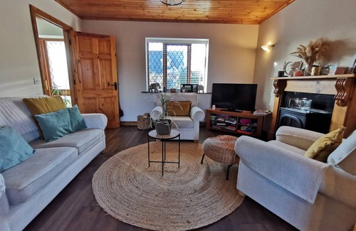 Knockaderry Cross Roads Cottage | 140 m² Cabin ∙ 3 bedrooms ∙ 5 guests