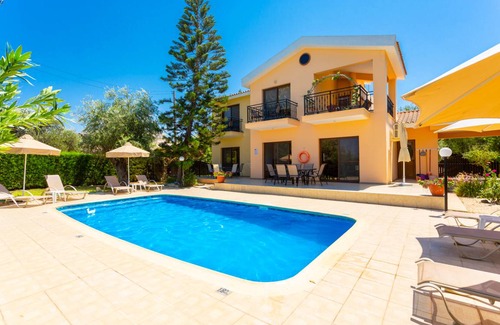 Latchi Villa | 140 m² Villa ∙ 4 bedrooms ∙ 9 guests