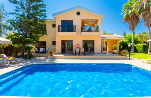 Latchi Villa | 140 m² Villa ∙ 4 bedrooms ∙ 9 guests
