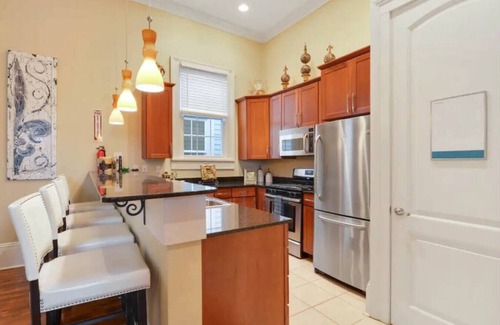 Faubourg Lafayette Apartment | 1416 Carondelet Unit D (2/2)