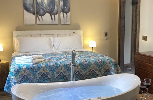 Canton House | 144 Our apartment in Canton restaurants 20 min Asheville, WiFi, Whirlpool Tub