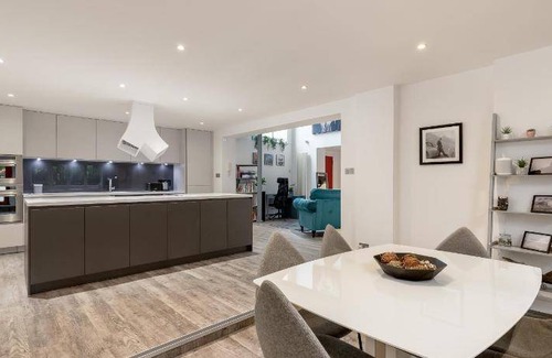 Gifford House | 149 m² House ∙ 3 bedrooms ∙ 6 guests