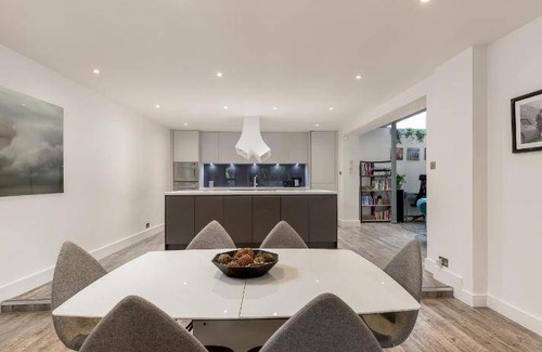 Gifford House | 149 m² House ∙ 3 bedrooms ∙ 6 guests