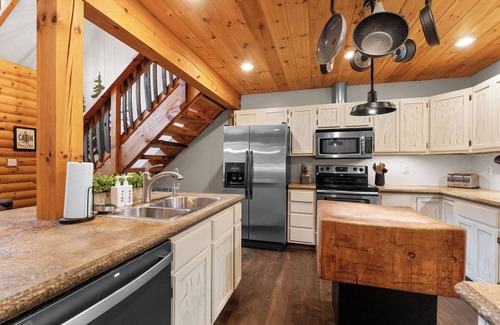 Omaha Cabin | 15 gated acres with Pickleball, Creek and hot tub!