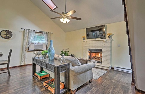 Tobyhanna House | 15 Mi to Camelback Ski Resort Home with Deck!