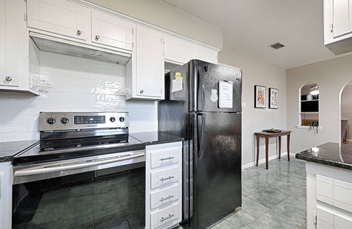 Crowley House | 15 miles to Dickies 10 beds Arcades Slip N Slide, WiFi, Big back yard!