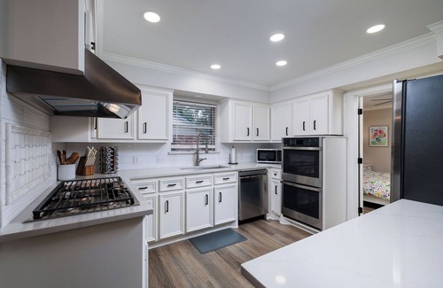 Spring House | 15 min from Airport/5 min from Woodlands Mall & 6 Flags 4-bed 2 bath with WiFi